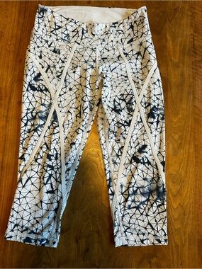 lululemon athletica White & Black Geometric Tie-Dye Capri Leggings
